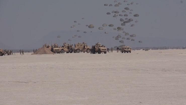 US Soldiers go Sky Diving over New Mexico