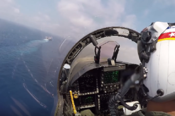 Watch the Top 5 Amazing Aircraft Carrier Landings ( Video )