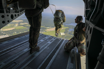U.S. Army Paratroopers – CH 47 Chinook Jump