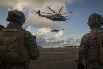 US Marine Super Stallion Helicopter Lifts a 155mm Howitzer